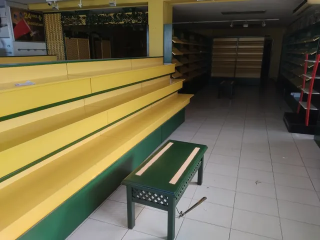 LOCAL COMERCIAL EN AVDA. ADOLFO SUAREZ — 4