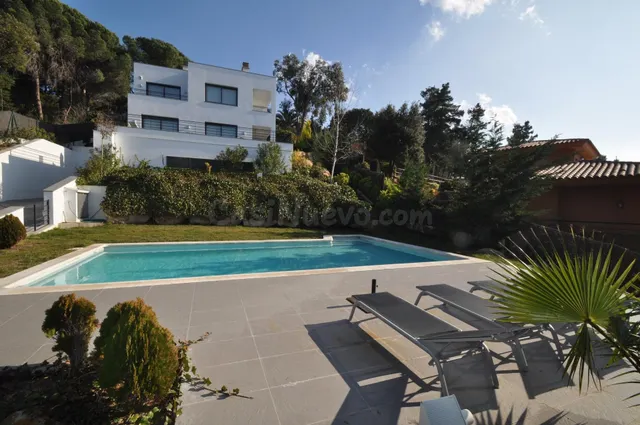 Exclusiva Casa de 3 Plantas con Vistas al Mar en Urbanizació