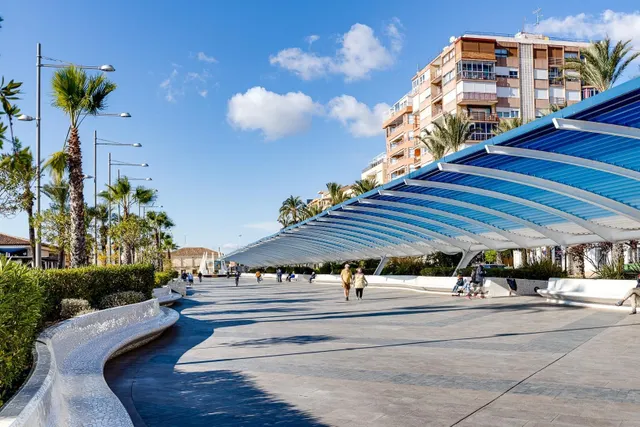 Apartamento de 2 dormitorios con piscina comunitaria en Torrevieja — 42