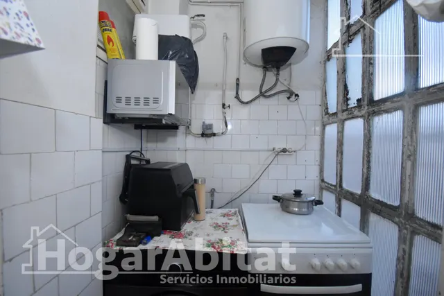 Disfruta de la luz natural y el encanto de vivir a un paso del centro en este acogedor piso con balcón — 21
