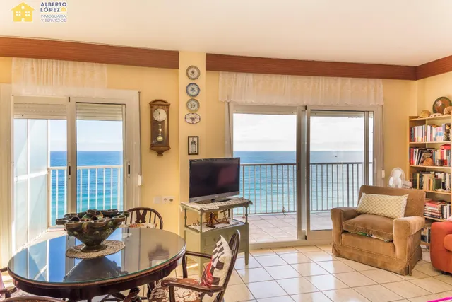 Apartamento en venta en primera línea de playa en Los Arenales del Sol, la propiedad está afectada por la Ley de Costas — 7