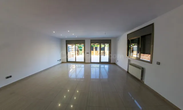 CASA ESQUINERA DE 5 habitaciones EN BARENYS - foto 2