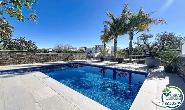 Casa renovada al sur, con piscina y acceso a un canal amplio - foto 3