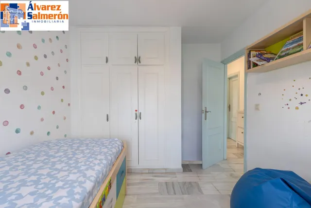 Casa independiente con piscina en La Zubia. — 26