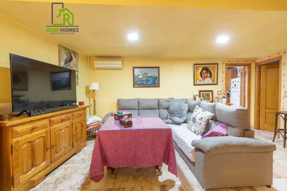 Vivienda unifamiliar adosada junto a polideportivo de Gójar