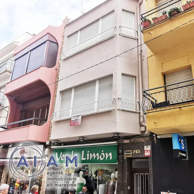 Edifidio con local y vivienda dúplex en carrer Església — 37