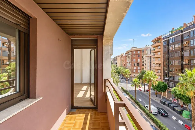 Reformado piso de 4 habitaciones con garaje en pleno Russafa - foto 4