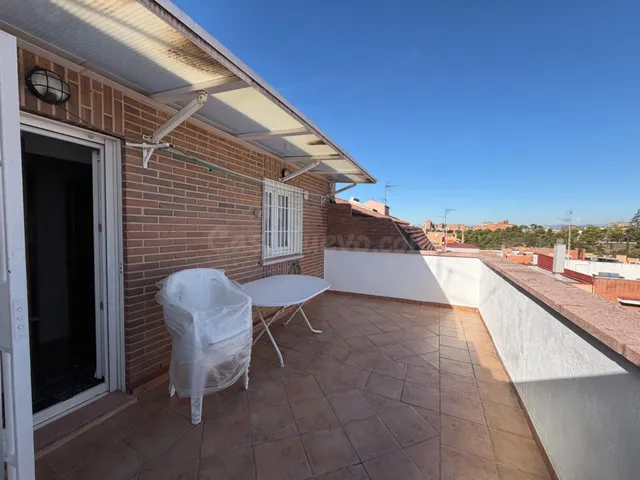 URBAMAR ALQUILA: Exclusivo Ático-Dúplex con Gran Terraza y Vistas a las Torres en Madrid — 2