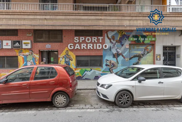 Amplio local comercial en una de las zonas más consolidadas de Granada con salida a dos calles — 25