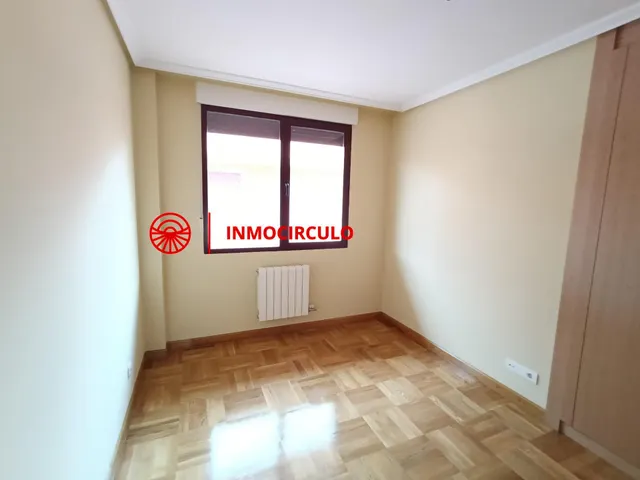 Exclusivo Chalet Pareado Junto al HUBU: Tu Oasis Urbano en Burgos — 22