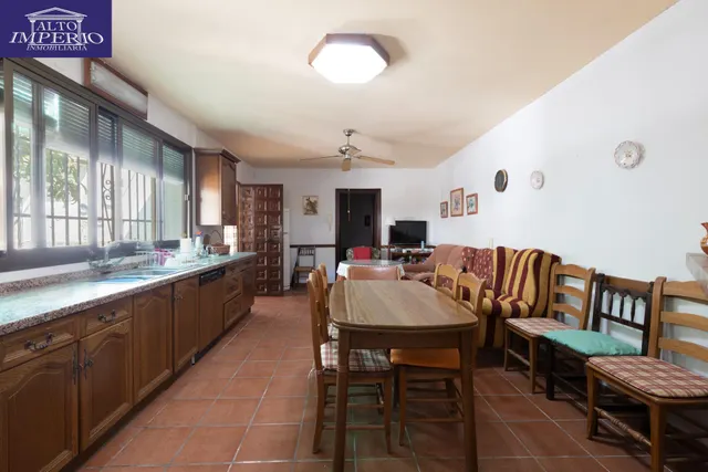 EXCEPCIONAL OPORTUNIDAD EN PLENO CENTRO DE HUÉTOR VEGA — 30
