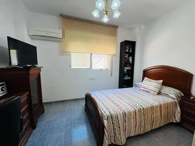 Chalet adosado de 3 dormitorios con terraza y piscina comunitaria en Playa Flamenca — 14