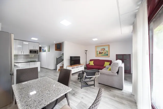 Ponemos a la venta este precioso y peculiar chalet con piscina privada. — 24