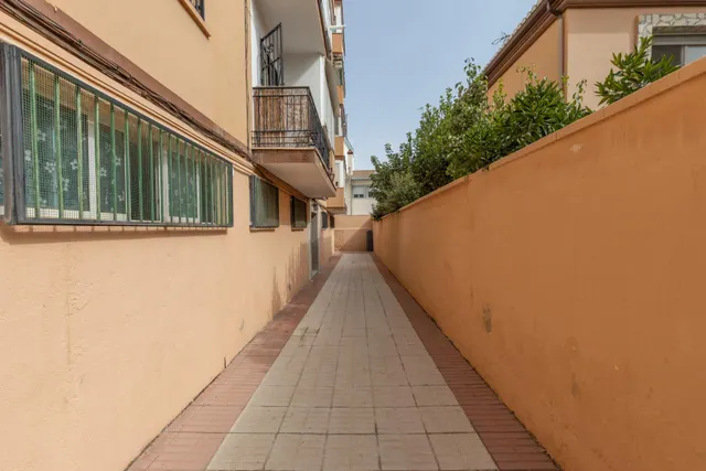 Piso 3 habitaciones en Calle Santa Margarita, junto Cmno. Bajo de Huétor — 30