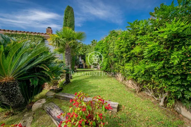 Preciosa casa de lujo en venta con vistas al mar y piscina en Calella — 37