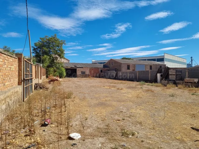 Venta solar urbano de uso industrial con almacén. - foto 4