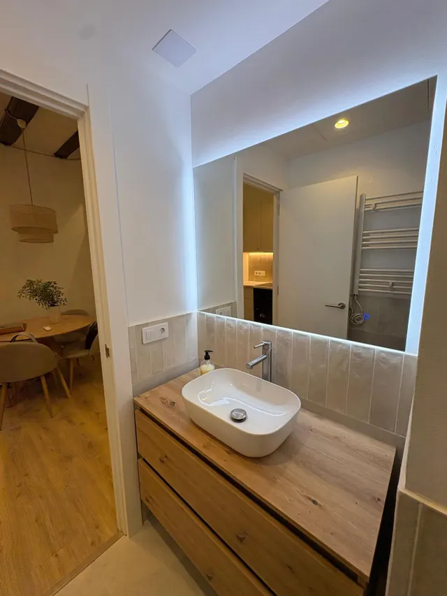 Piso reformado con 2 dormitorios y mobiliario a estrenar en el Raval, Barcelona — 36