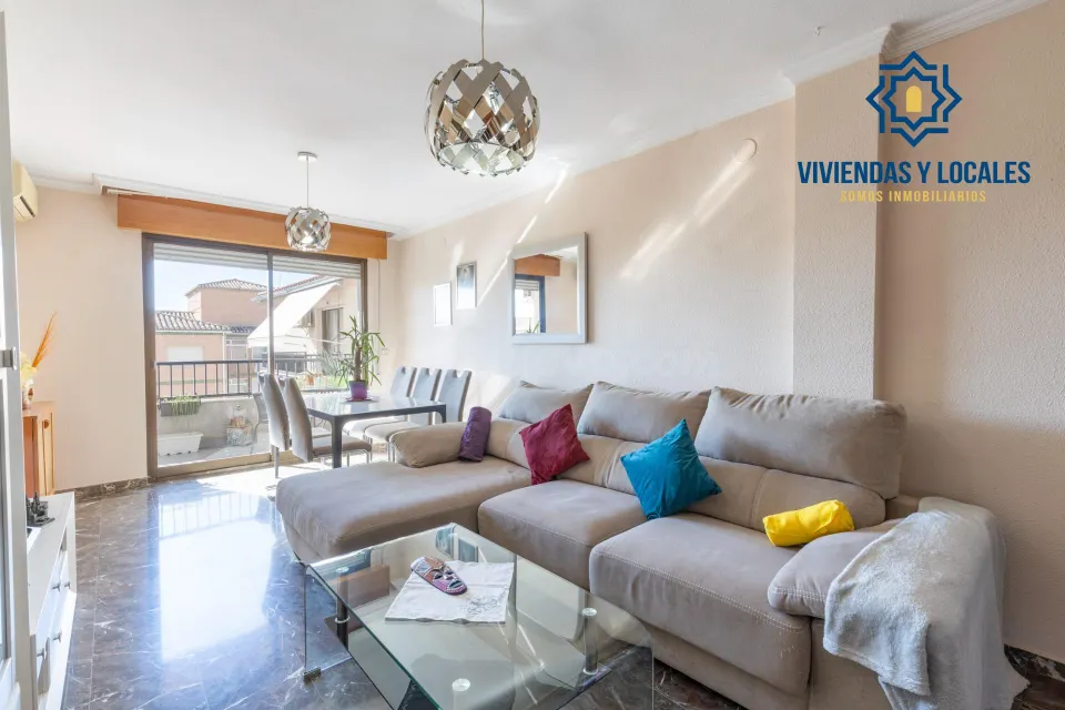 ¡AMPLIA Y LUMINOSA VIVIENDA EXTERIOR CON VISTAS DESPEJADAS!