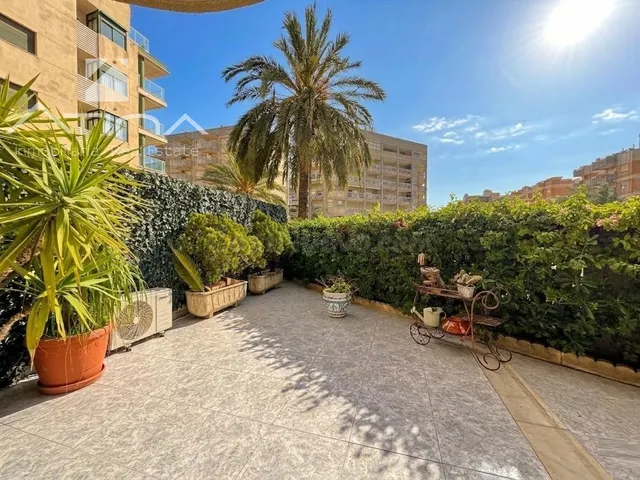 Apartamento en planta baja con jardín privado en la playa de - foto 2