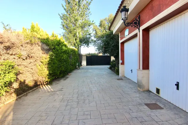 Alquiler larga estancia chalet con piscina — 8