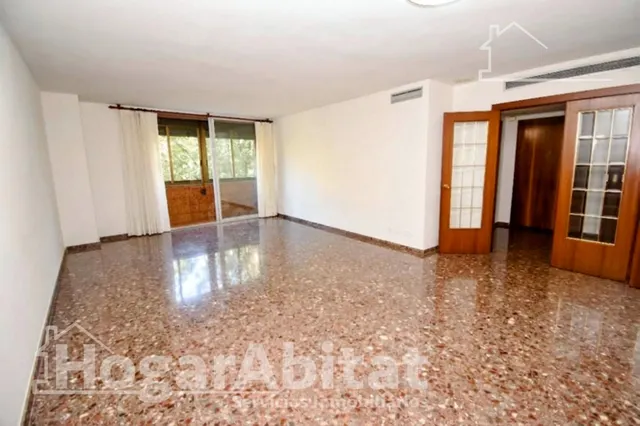 Muy amplio con 4 dormitorios dobles y balcón cerca de Plaza  - foto 2