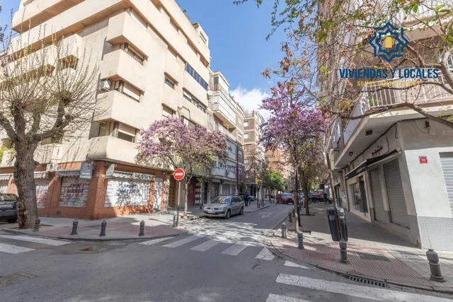 Amplio local comercial en una de las zonas más consolidadas de Granada con salida a dos calles — 3