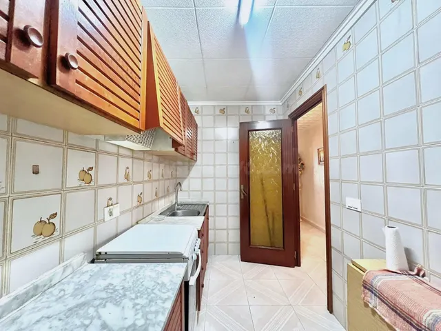 Amplio apartamento (aprox. 90 m2 - 2.ª planta) en primera línea de Playa del Acequión. Gran balcón con vistas al mar (suroeste), piscina comunitaria, cerca del centro, y directamente en la playa. — 14
