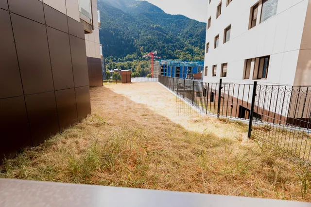 Si buscas una vivienda nueva a estrenar, con jardín privado y en pleno centro, este piso es una oportunidad única. — 21