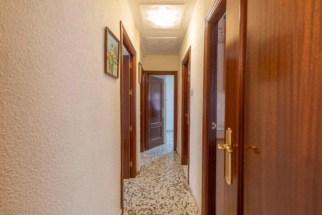 Piso de 3 dormitorios en calle milán, zaidín | muy luminoso y con gran potencial — 7