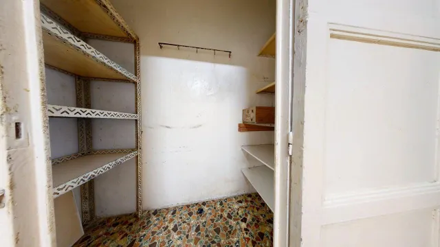 Piso de 89 m2 útiles con AMPLIA TERRAZA DE 40m2!!! Distribuido en cinco dormitorios, salón, cocina con despensa y terraza interior a patio de luces y un baño. — 20