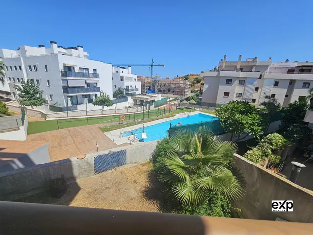 Amplio piso de 3 dormitorios con terraza, garaje, trastero y piscina en Mijas Costa — 9