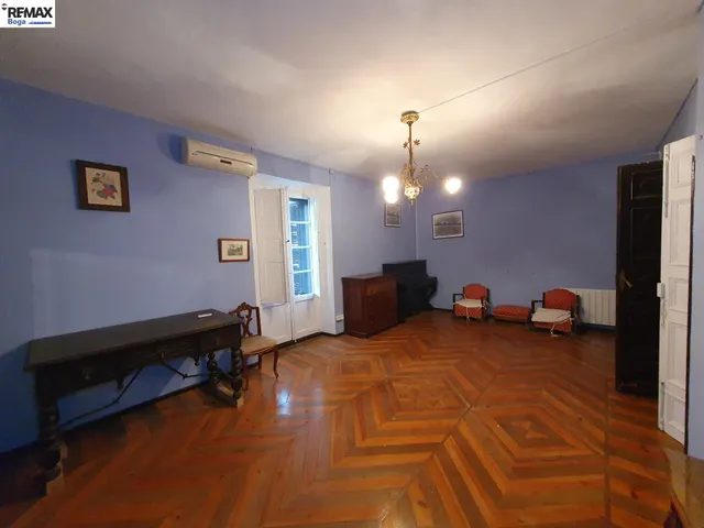 Amplia casa en sitio privilegiado. — 41