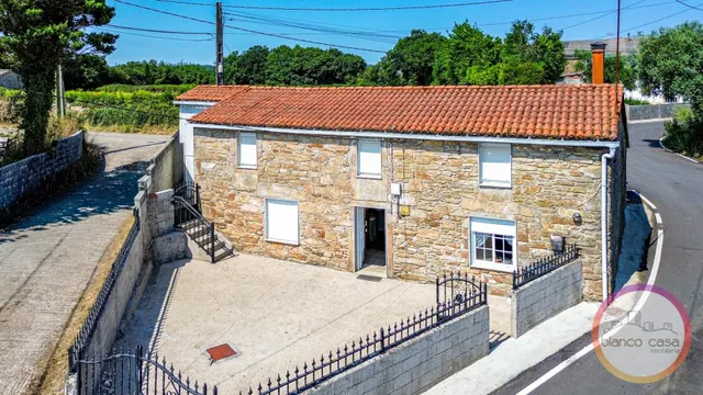 CASA de PIEDRA con HORREO + ALPENDRE en Guldrís (Santa Comba