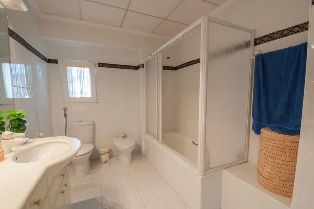 Amplia villa con vistas panorámicas al mar y pista de tenis privada en Calpe — 7