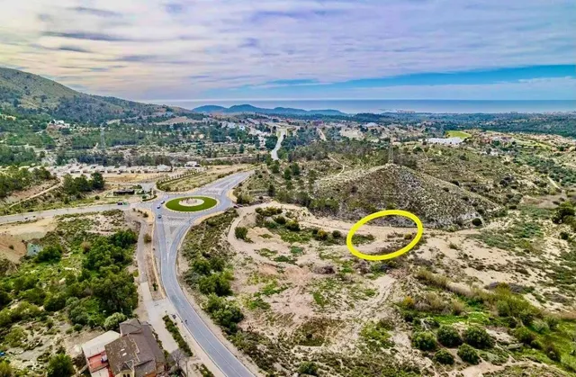 PARCELA DE USO TERCIARIO HOTELERO, COMERCIAL E INDUSTRIAL EN - foto 2