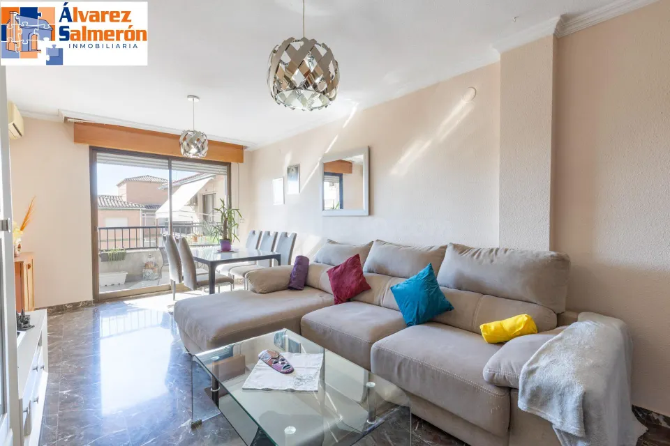 ¡AMPLIA Y LUMINOSA VIVIENDA EXTERIOR CON VISTAS DESPEJADAS!