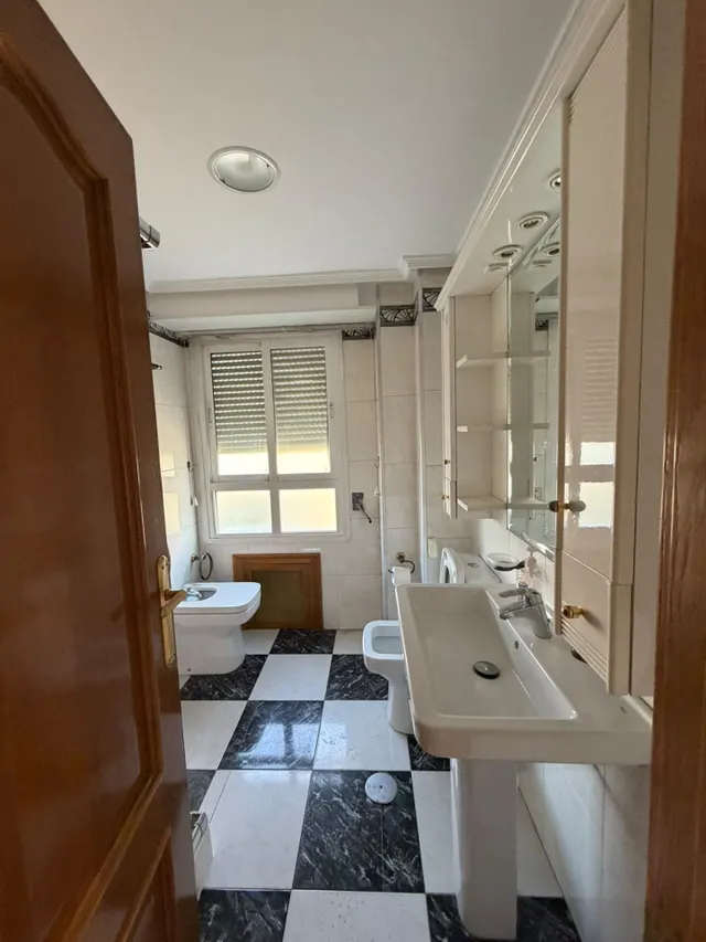 Amplio piso de 4 dormitorios con garaje y trastero junto al centro de Murcia — 16