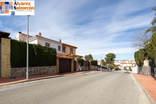 ✨ ¡Tu nuevo hogar con piscina a solo 15 minutos de Granada!