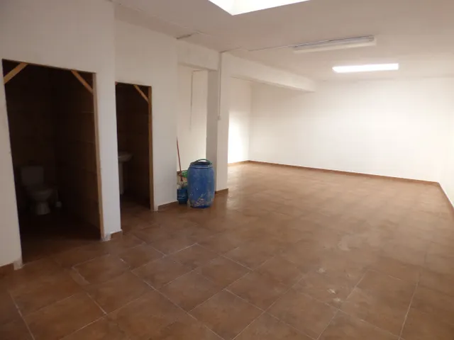 Local situado en Marina Española, de 96 m2, reformado, con pavimento de gres, dos estancias y dos aseos. — 8
