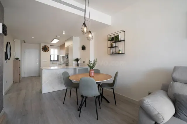 Apartamento de 2 dormitorios y 2 baños con piscina y parking en Guardamar del Segura — 2
