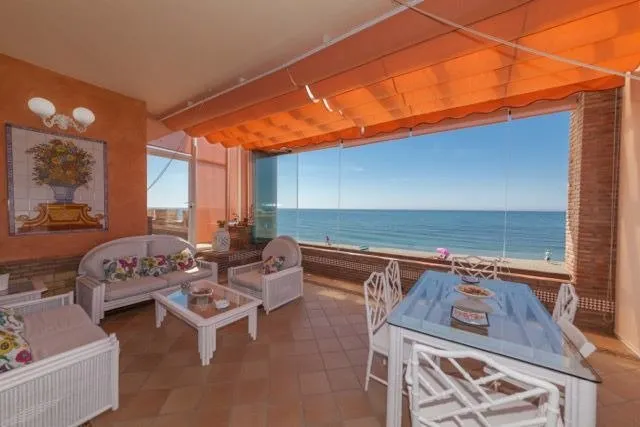 villa independiente 1º linea de playa cabopino — 13