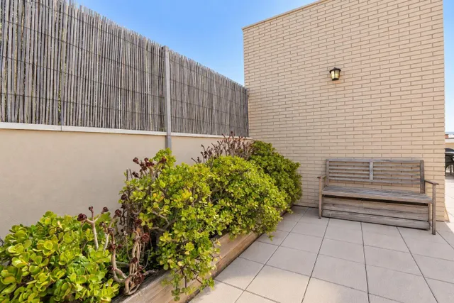 Dúplex reformado con terraza, parking y piscina comunitaria — 28