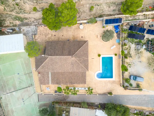 Preciosa finca Chalet con 4 dormitorios y 3.000 m2 de parcel - foto 2