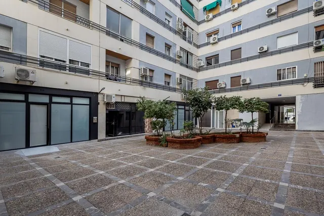 AMPLIO PISO JUNTO A EL CORTE INGLES EN JAEN — 29