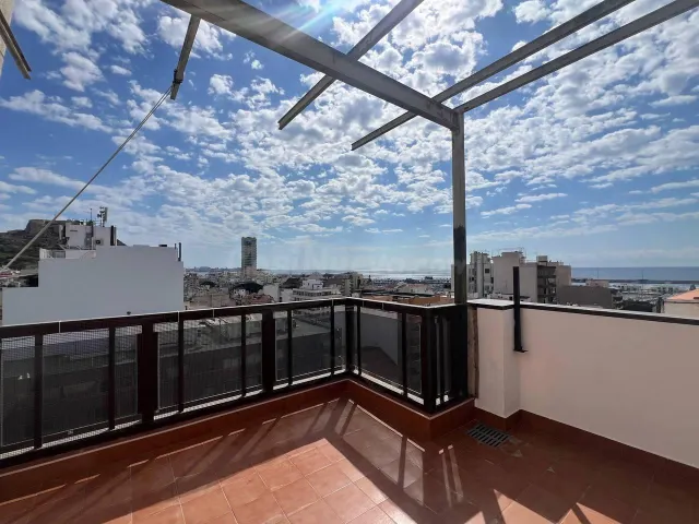 Ático reformado con vistas panorámicas al mar y al Castillo  - foto 2
