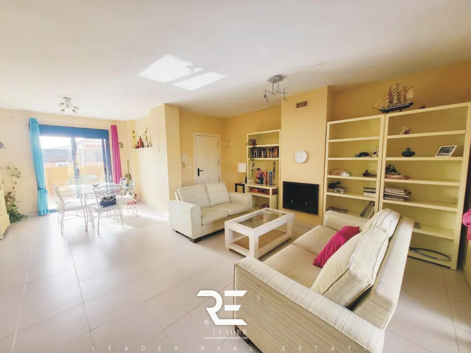ÁTICO EXCLUSIVO CON VISTAS, TERRAZAS, PISCINA Y GARAJE – A 250 M DE LA PLAYA