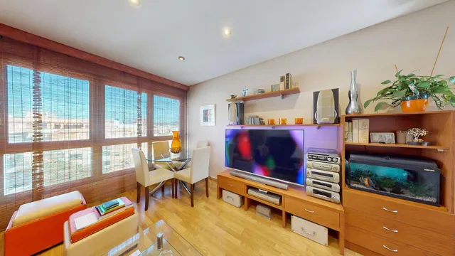 Última planta con balcón, mucha luz y vistas despejadas en calle Aragón — 11