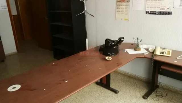 OCASION! SE ALQUILA GRAN ENTREPLANTA CON DIVERSOS DESPACHOS Y OFICINAS, EN EL CORAZON DE ALBACETE — 39