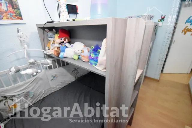 Disfruta de la luz natural y el encanto de vivir a un paso del centro en este acogedor piso con balcón — 16
