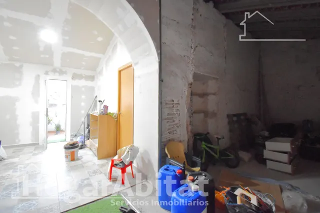 Casa luminosa y esquinera con balcón y dos terrazas, toda amueblada, en el centro — 20